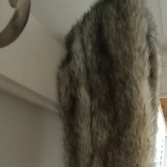 Faux Fox Fur Wrap/Scarf EUC - Picture 1 of 8
